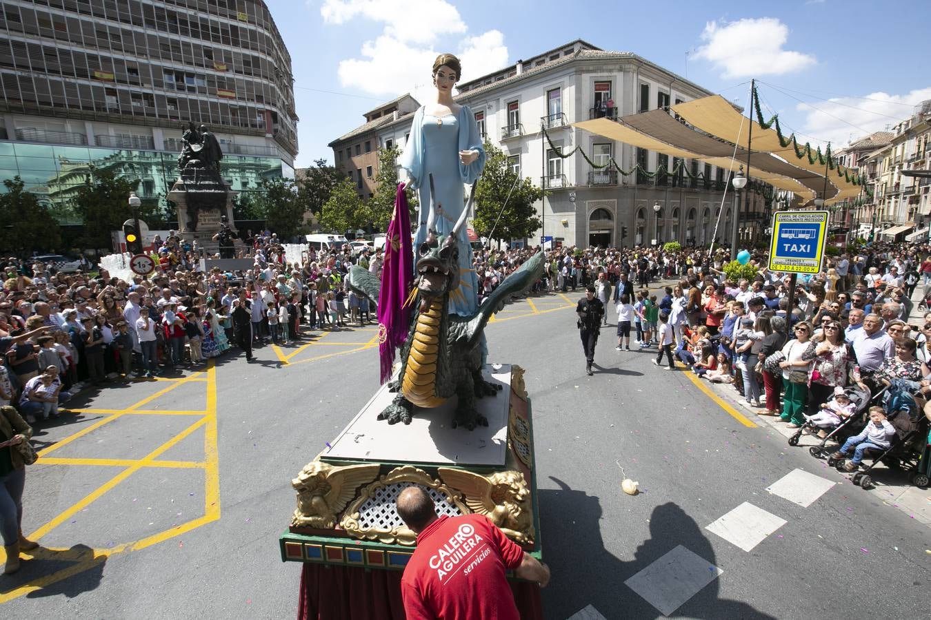 Música, diversión y también moda, en el arranque de los días grandes de la Feria del Corpus, que ha vivido una mañana vibrante con calles abarrotadas. Puedes ver todas las fotos del Corpus pinchando en  este enlace .