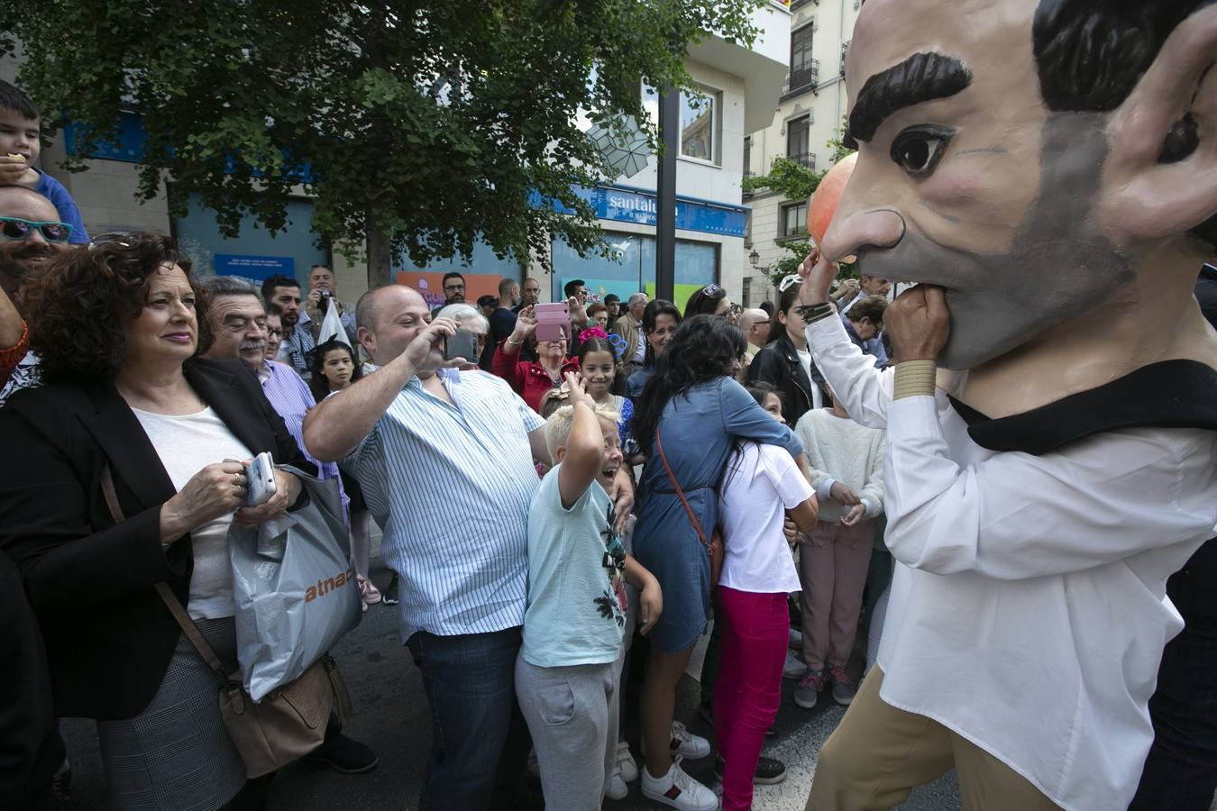 Música, diversión y también moda, en el arranque de los días grandes de la Feria del Corpus, que ha vivido una mañana vibrante con calles abarrotadas. Puedes ver todas las fotos del Corpus pinchando en  este enlace .