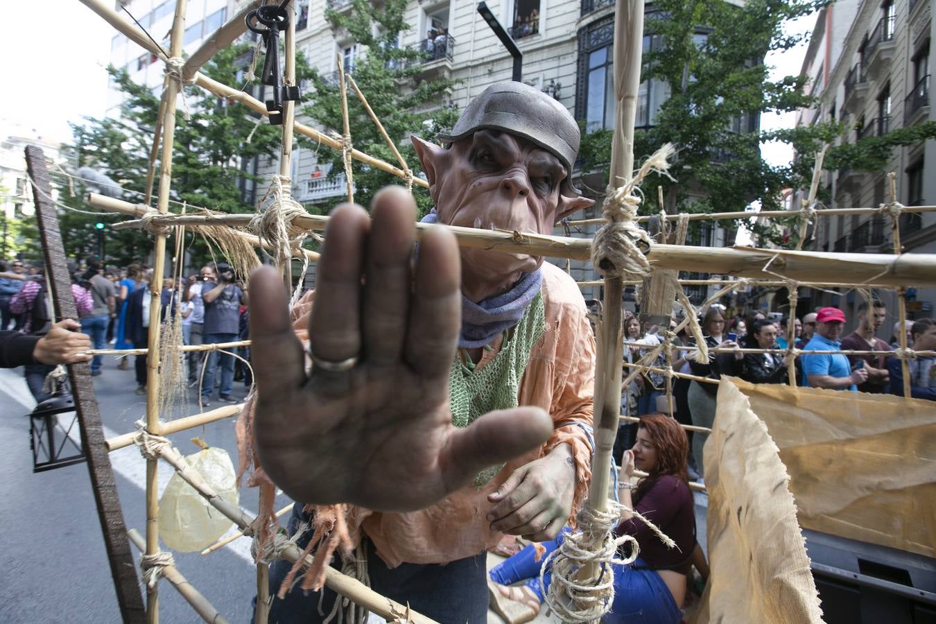 Música, diversión y también moda, en el arranque de los días grandes de la Feria del Corpus, que ha vivido una mañana vibrante con calles abarrotadas. Puedes ver todas las fotos del Corpus pinchando en  este enlace .