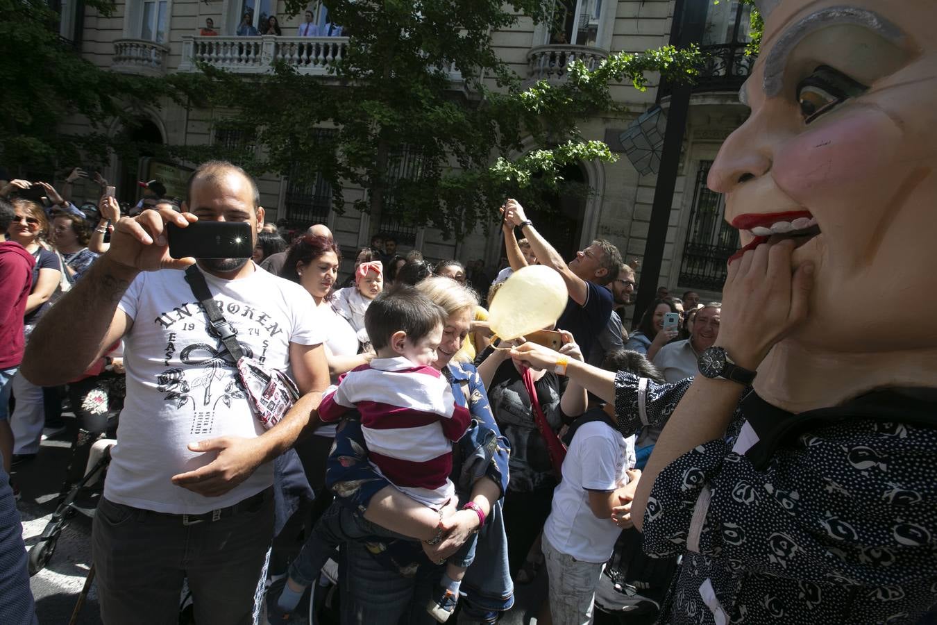 Música, diversión y también moda, en el arranque de los días grandes de la Feria del Corpus, que ha vivido una mañana vibrante con calles abarrotadas. Puedes ver todas las fotos del Corpus pinchando en  este enlace .