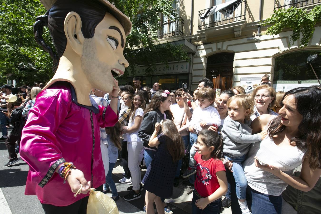 Música, diversión y también moda, en el arranque de los días grandes de la Feria del Corpus, que ha vivido una mañana vibrante con calles abarrotadas. Puedes ver todas las fotos del Corpus pinchando en  este enlace .