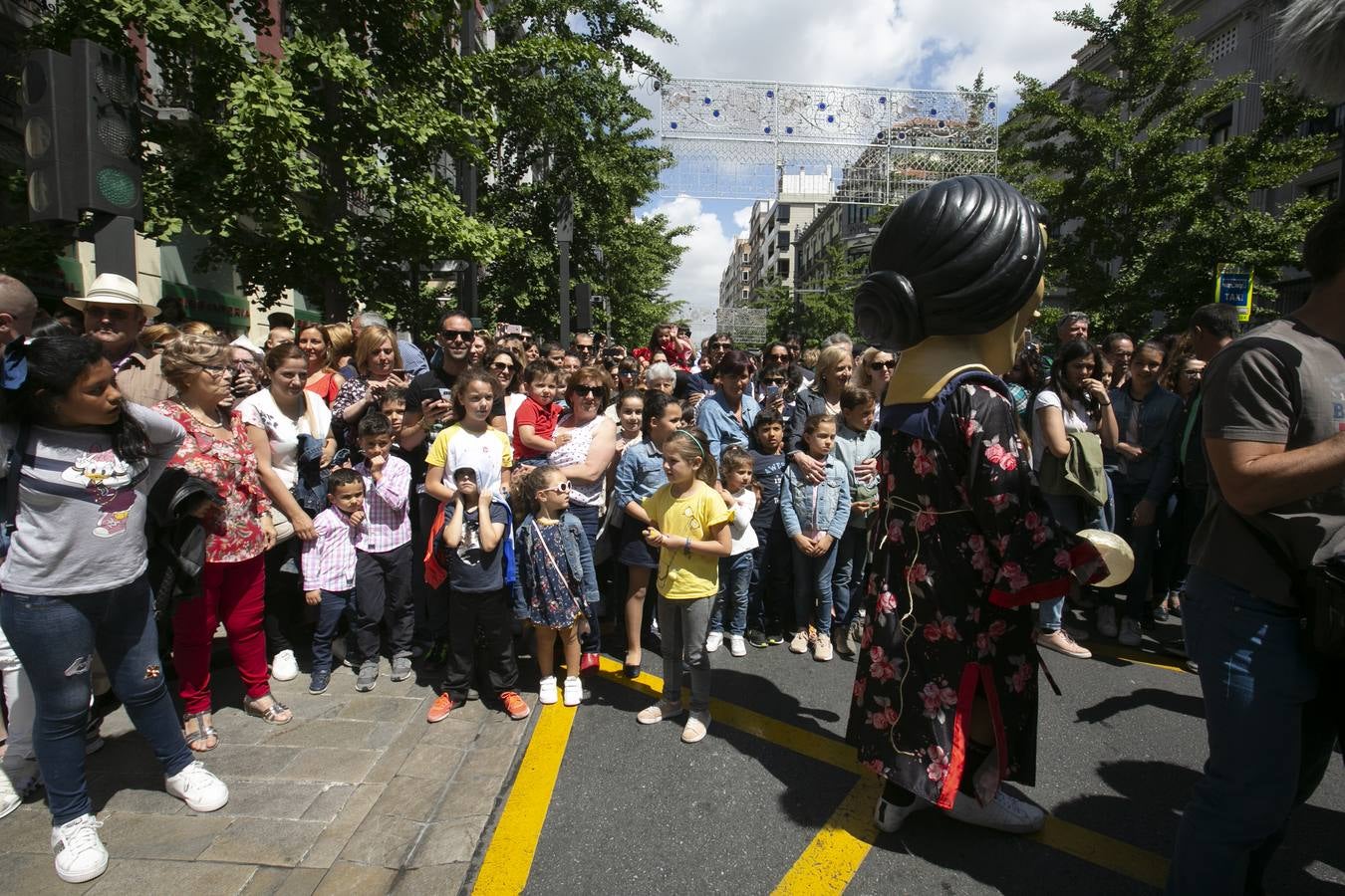 Música, diversión y también moda, en el arranque de los días grandes de la Feria del Corpus, que ha vivido una mañana vibrante con calles abarrotadas. Puedes ver todas las fotos del Corpus pinchando en  este enlace .