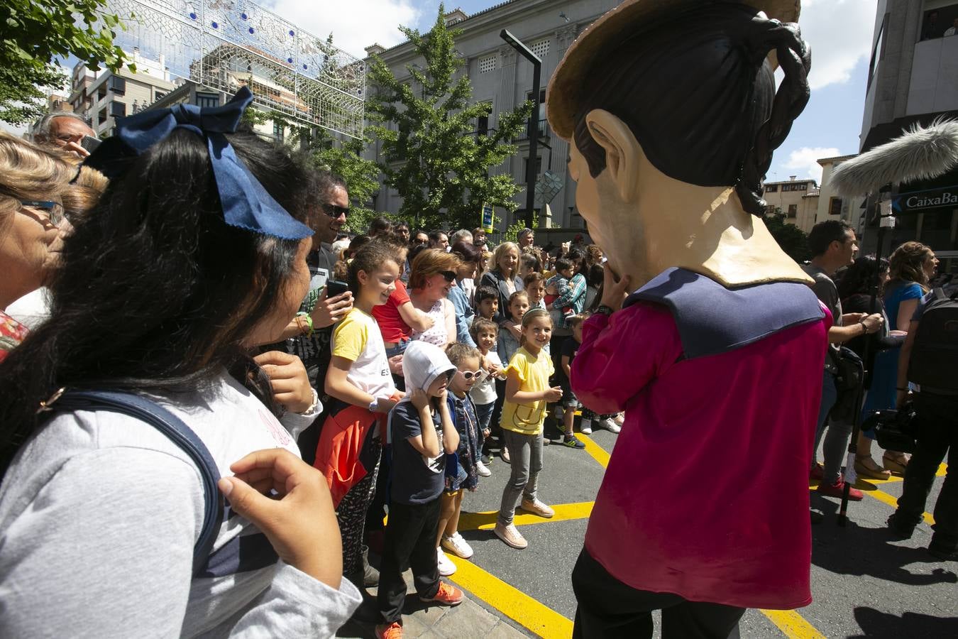 Música, diversión y también moda, en el arranque de los días grandes de la Feria del Corpus, que ha vivido una mañana vibrante con calles abarrotadas. Puedes ver todas las fotos del Corpus pinchando en  este enlace .