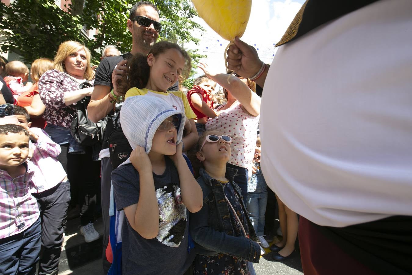 Música, diversión y también moda, en el arranque de los días grandes de la Feria del Corpus, que ha vivido una mañana vibrante con calles abarrotadas. Puedes ver todas las fotos del Corpus pinchando en  este enlace .