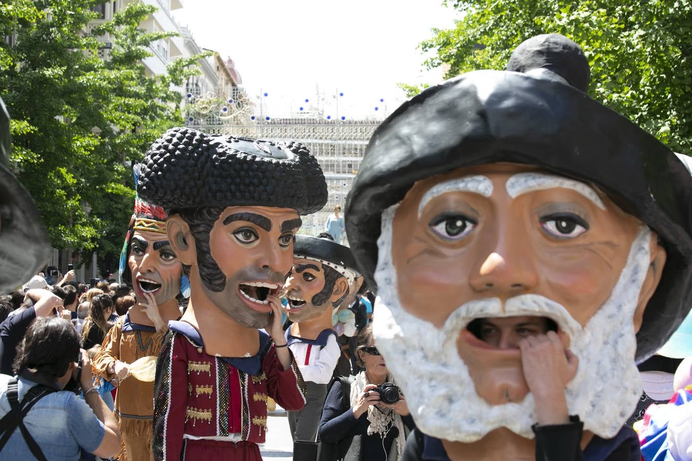 Música, diversión y también moda, en el arranque de los días grandes de la Feria del Corpus, que ha vivido una mañana vibrante con calles abarrotadas. Puedes ver todas las fotos del Corpus pinchando en  este enlace .