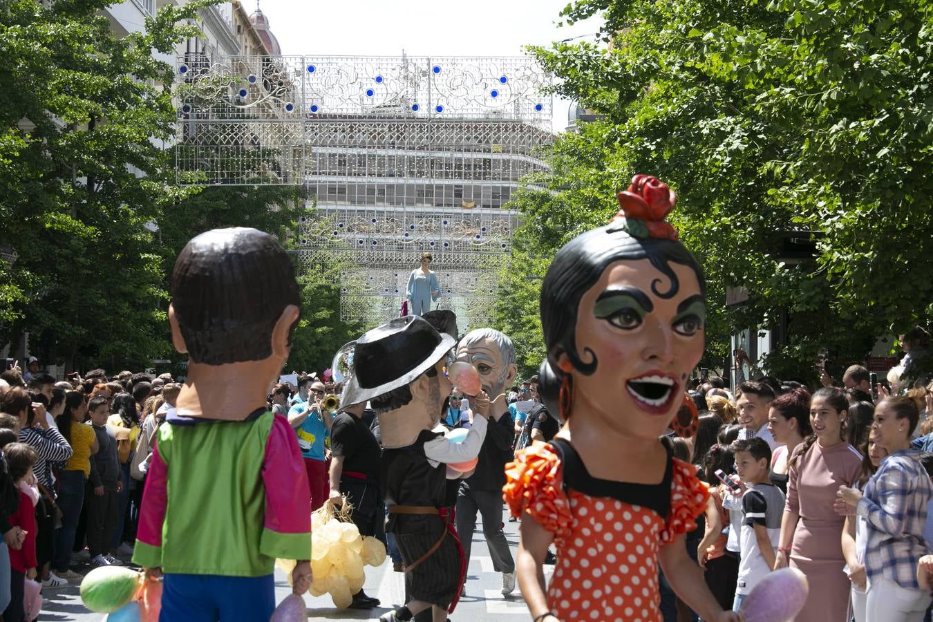 Música, diversión y también moda, en el arranque de los días grandes de la Feria del Corpus, que ha vivido una mañana vibrante con calles abarrotadas. Puedes ver todas las fotos del Corpus pinchando en  este enlace .