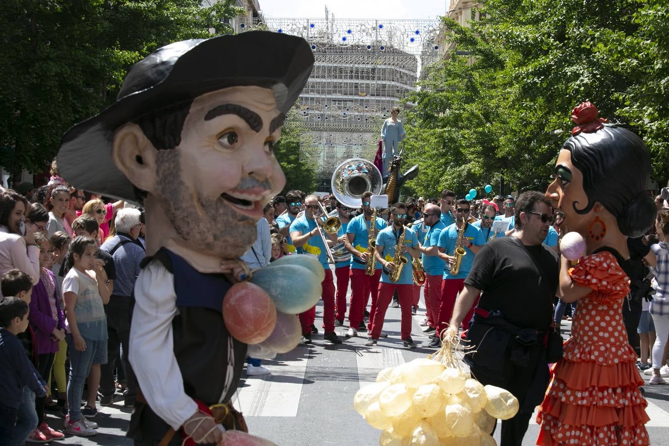 Música, diversión y también moda, en el arranque de los días grandes de la Feria del Corpus, que ha vivido una mañana vibrante con calles abarrotadas. Puedes ver todas las fotos del Corpus pinchando en  este enlace .