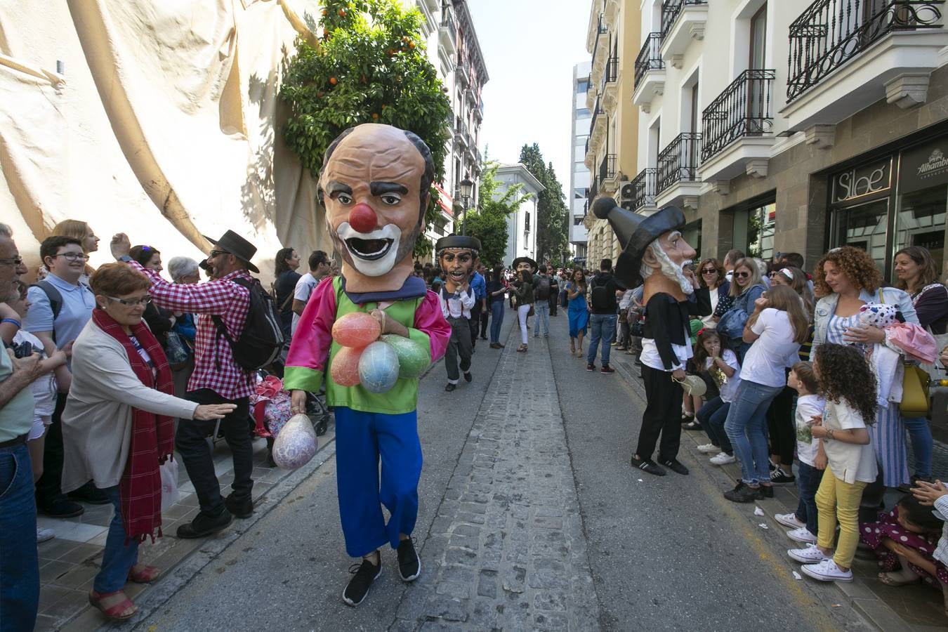 Música, diversión y también moda, en el arranque de los días grandes de la Feria del Corpus, que ha vivido una mañana vibrante con calles abarrotadas. Puedes ver todas las fotos del Corpus pinchando en  este enlace .