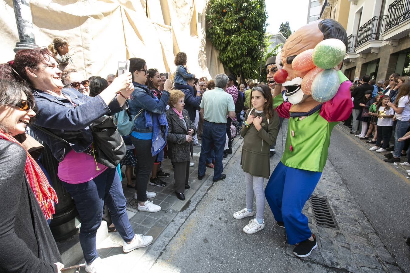 Música, diversión y también moda, en el arranque de los días grandes de la Feria del Corpus, que ha vivido una mañana vibrante con calles abarrotadas. Puedes ver todas las fotos del Corpus pinchando en  este enlace .