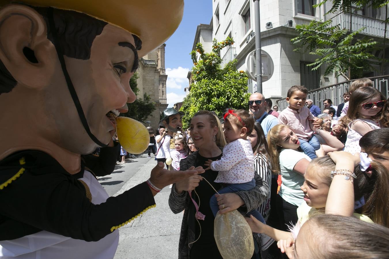 Música, diversión y también moda, en el arranque de los días grandes de la Feria del Corpus, que ha vivido una mañana vibrante con calles abarrotadas. Puedes ver todas las fotos del Corpus pinchando en  este enlace .