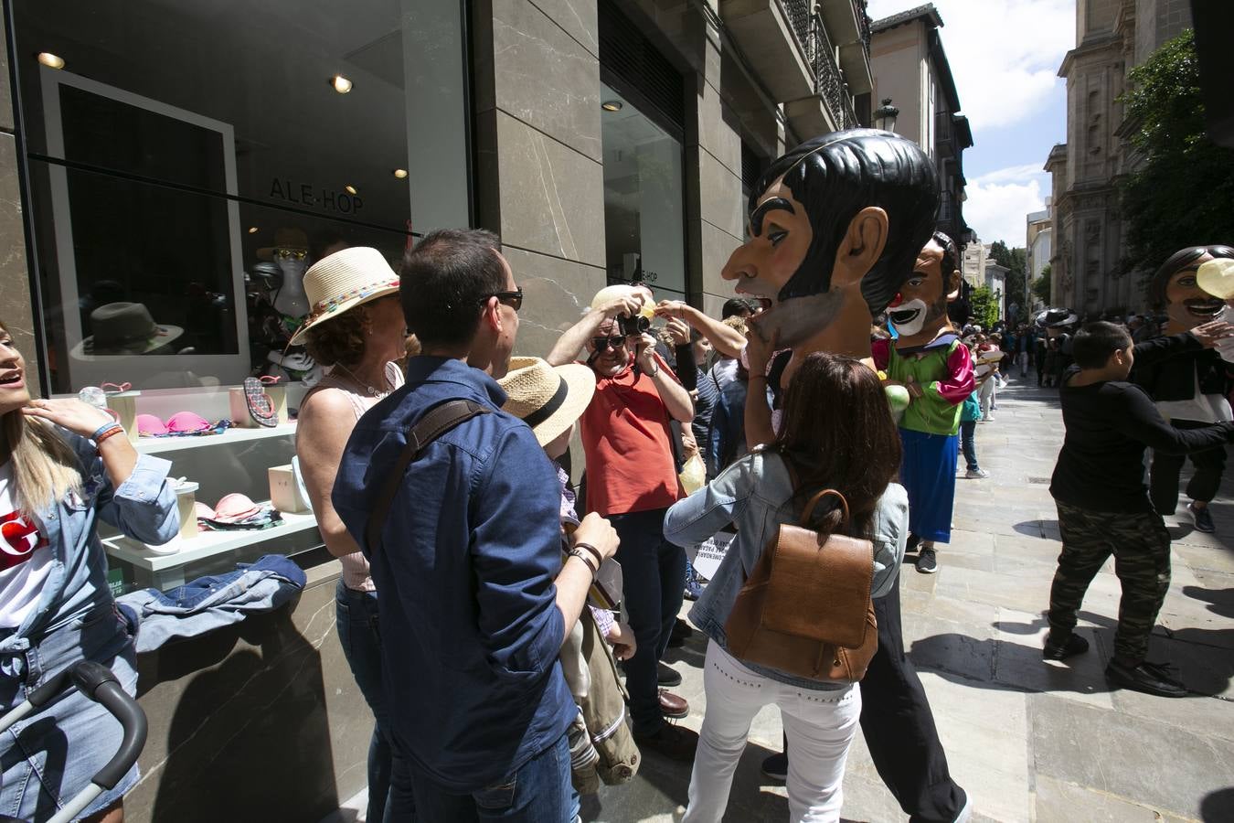 Música, diversión y también moda, en el arranque de los días grandes de la Feria del Corpus, que ha vivido una mañana vibrante con calles abarrotadas. Puedes ver todas las fotos del Corpus pinchando en  este enlace .