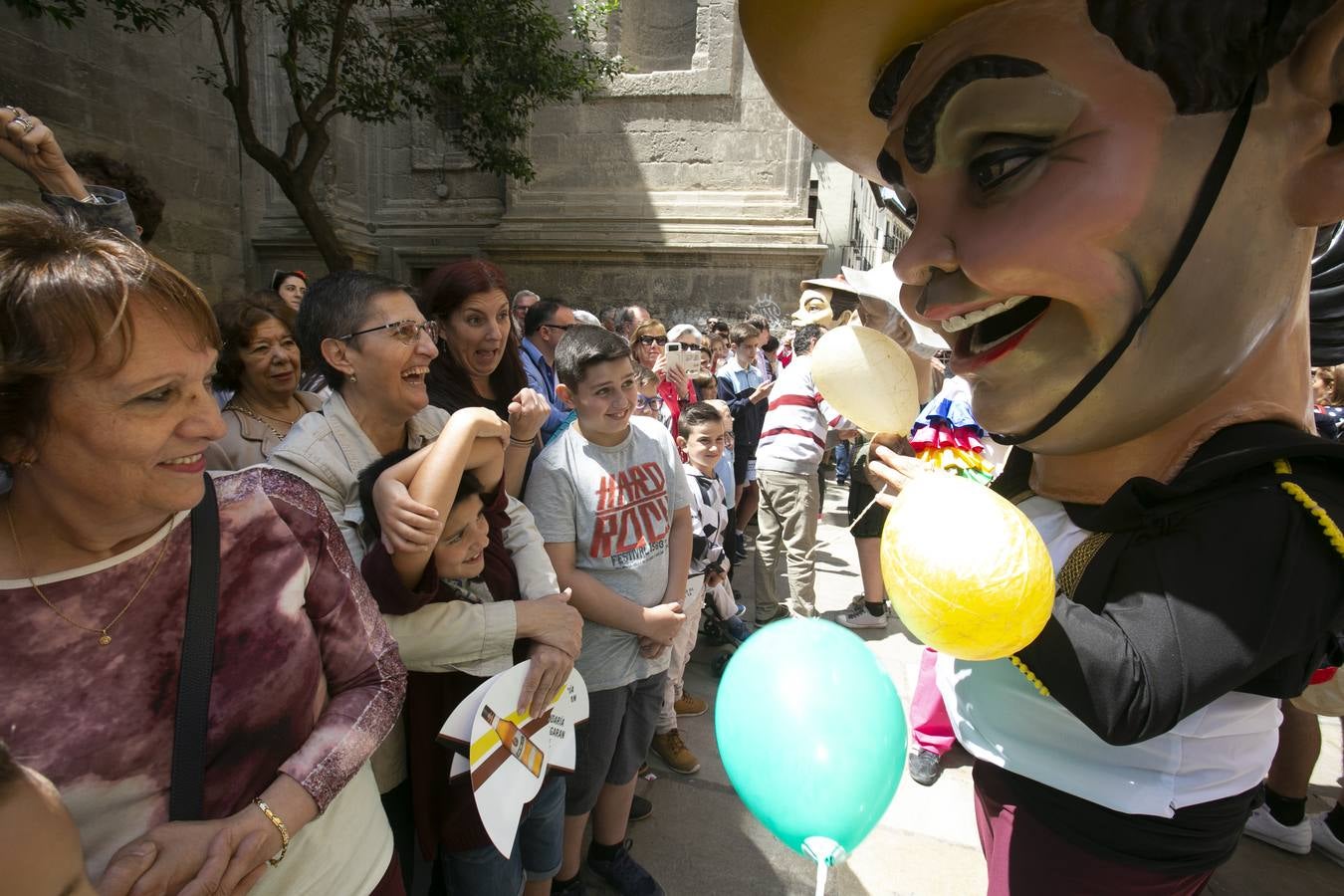 Música, diversión y también moda, en el arranque de los días grandes de la Feria del Corpus, que ha vivido una mañana vibrante con calles abarrotadas. Puedes ver todas las fotos del Corpus pinchando en  este enlace .