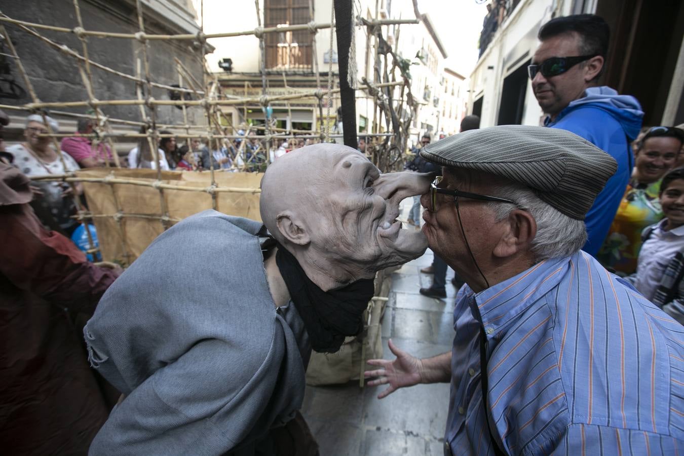 Música, diversión y también moda, en el arranque de los días grandes de la Feria del Corpus, que ha vivido una mañana vibrante con calles abarrotadas. Puedes ver todas las fotos del Corpus pinchando en  este enlace .