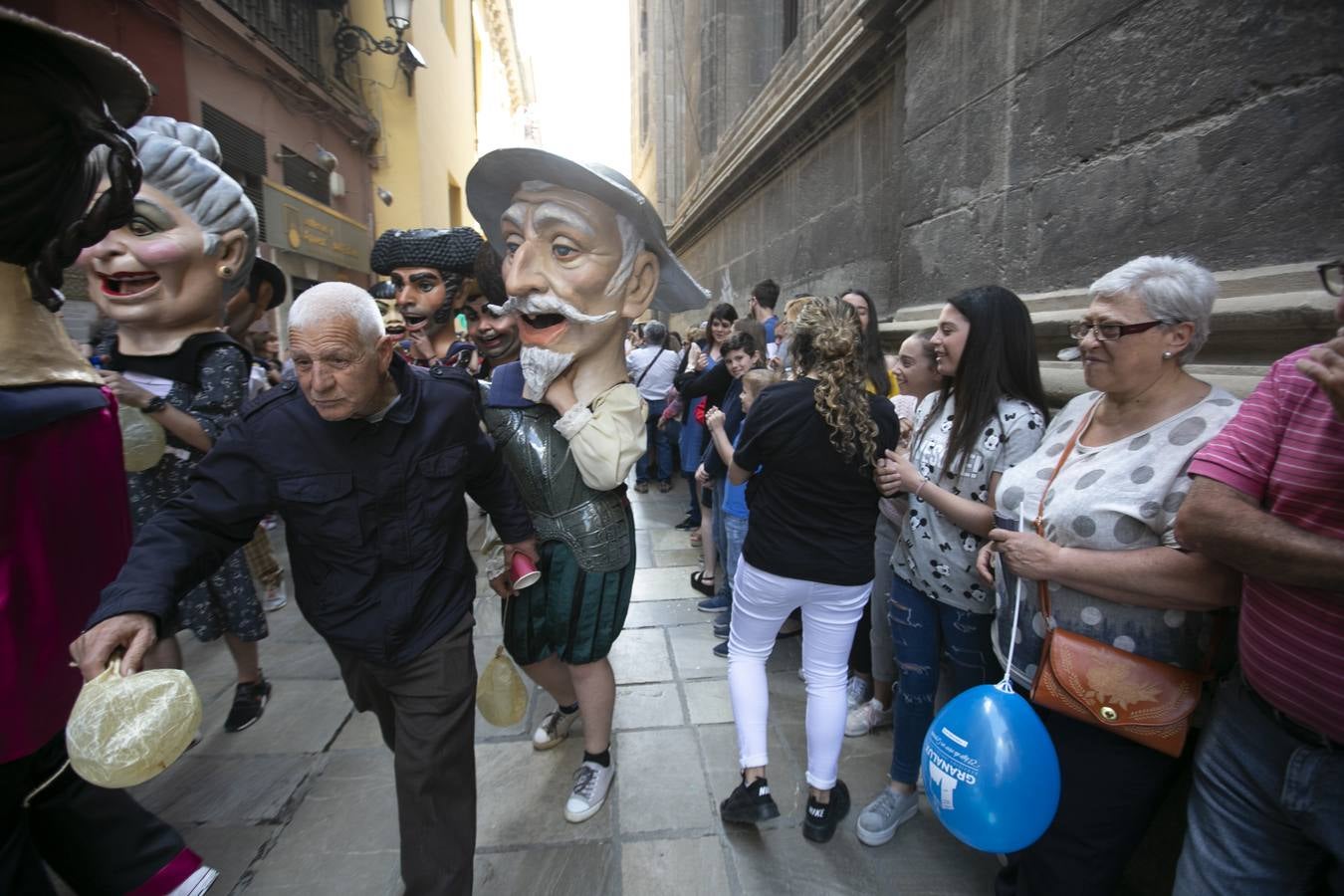 Música, diversión y también moda, en el arranque de los días grandes de la Feria del Corpus, que ha vivido una mañana vibrante con calles abarrotadas. Puedes ver todas las fotos del Corpus pinchando en  este enlace .