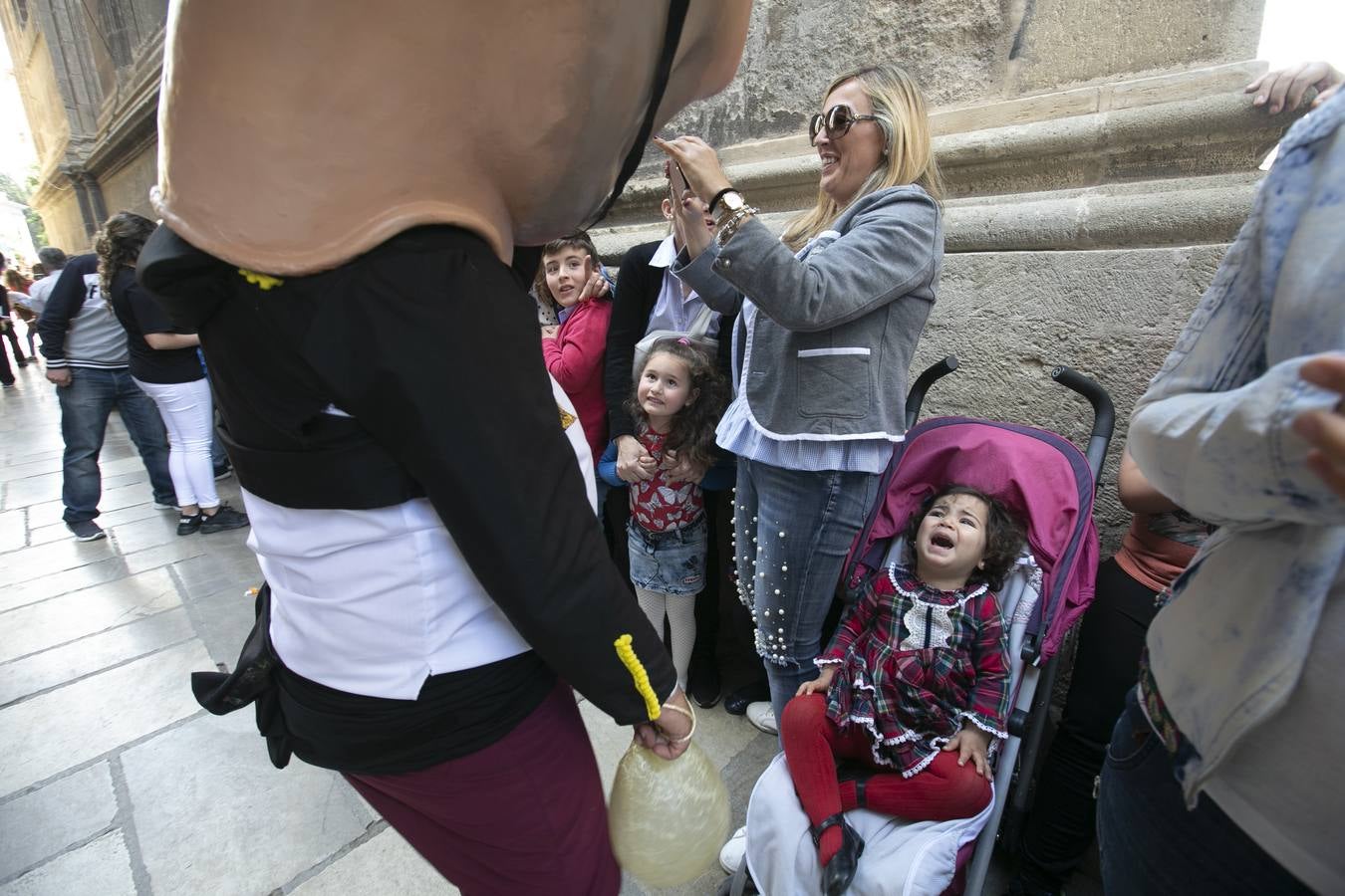 Música, diversión y también moda, en el arranque de los días grandes de la Feria del Corpus, que ha vivido una mañana vibrante con calles abarrotadas. Puedes ver todas las fotos del Corpus pinchando en  este enlace .