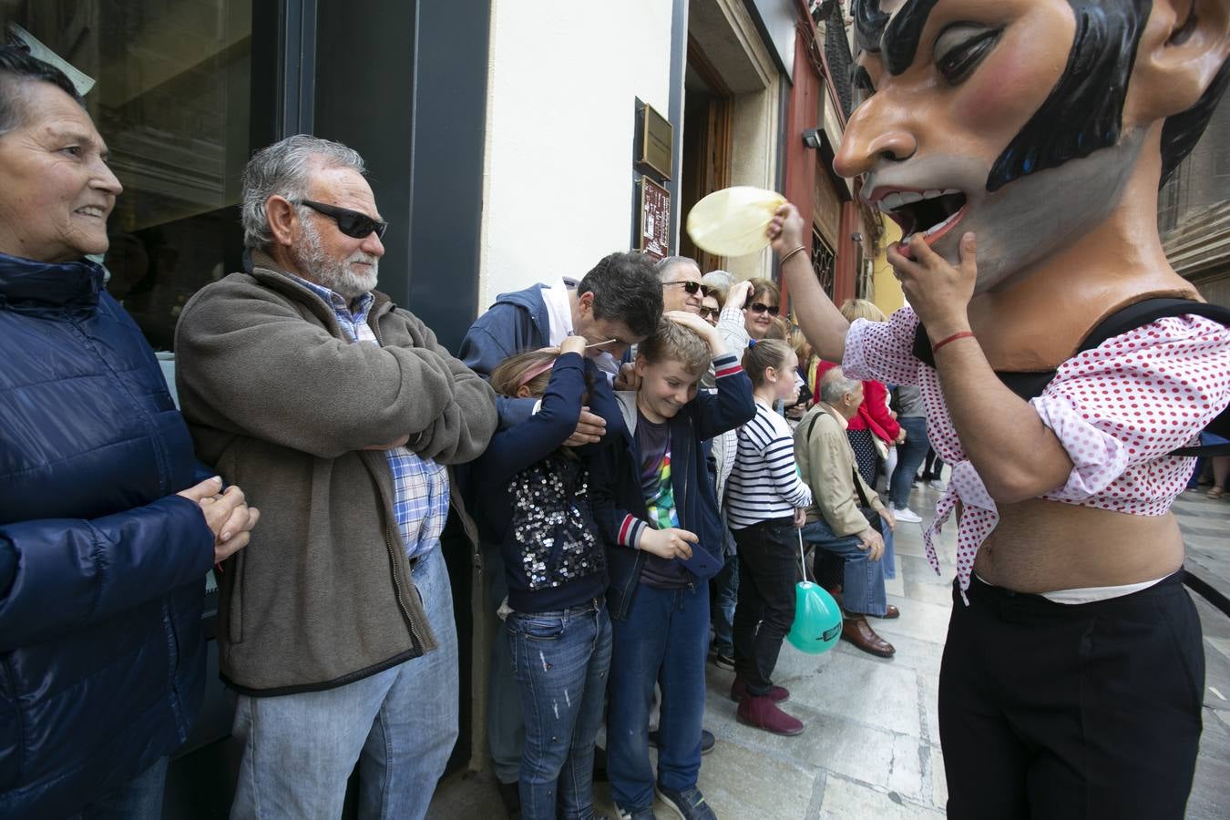 Música, diversión y también moda, en el arranque de los días grandes de la Feria del Corpus, que ha vivido una mañana vibrante con calles abarrotadas. Puedes ver todas las fotos del Corpus pinchando en  este enlace .