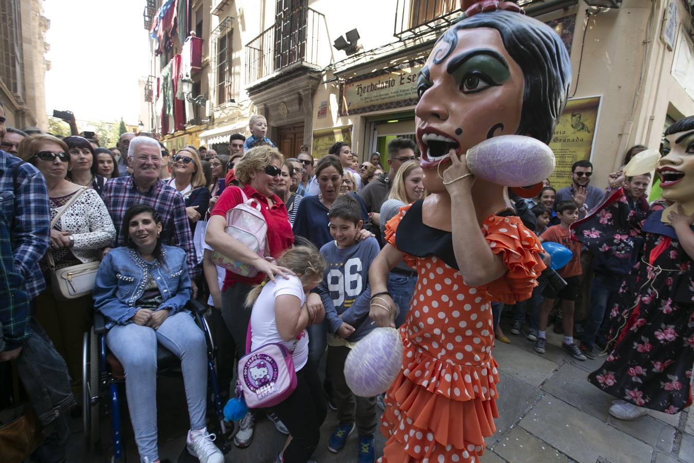 Música, diversión y también moda, en el arranque de los días grandes de la Feria del Corpus, que ha vivido una mañana vibrante con calles abarrotadas. Puedes ver todas las fotos del Corpus pinchando en  este enlace .