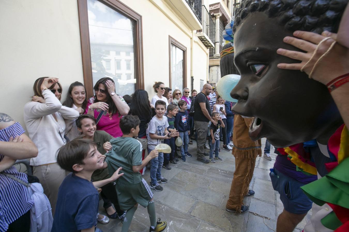 Música, diversión y también moda, en el arranque de los días grandes de la Feria del Corpus, que ha vivido una mañana vibrante con calles abarrotadas. Puedes ver todas las fotos del Corpus pinchando en  este enlace .