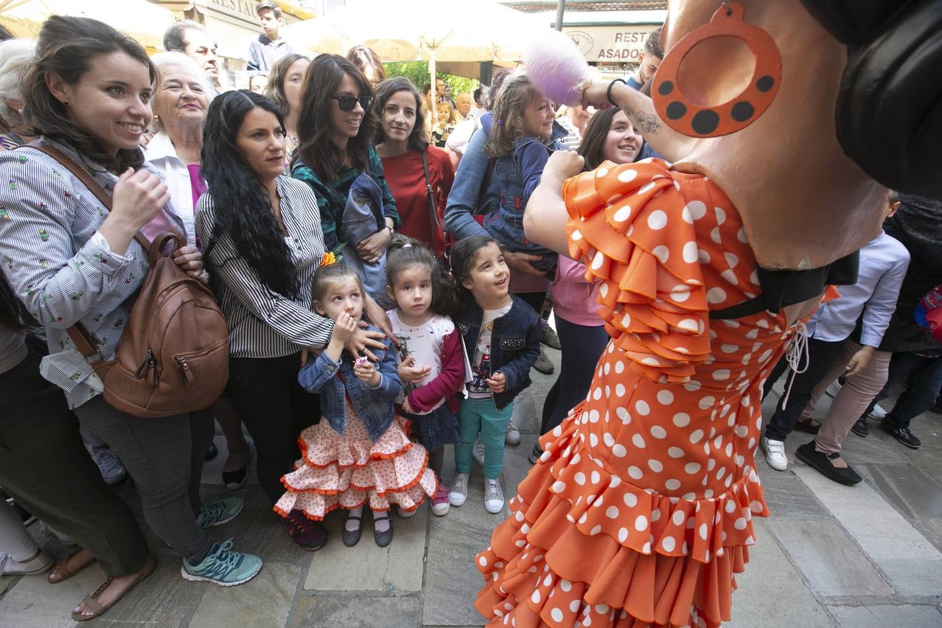 Música, diversión y también moda, en el arranque de los días grandes de la Feria del Corpus, que ha vivido una mañana vibrante con calles abarrotadas. Puedes ver todas las fotos del Corpus pinchando en  este enlace .