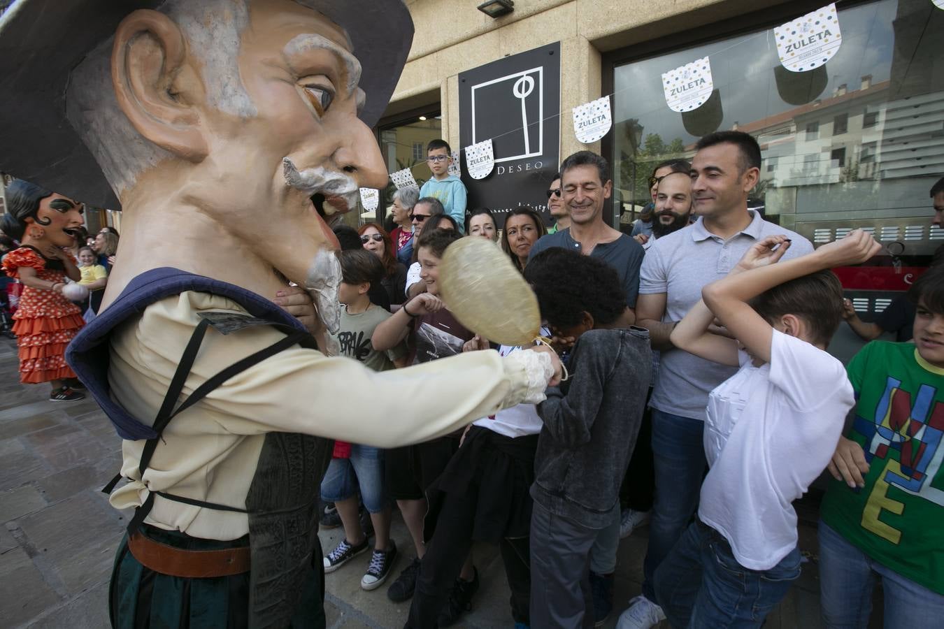 Música, diversión y también moda, en el arranque de los días grandes de la Feria del Corpus, que ha vivido una mañana vibrante con calles abarrotadas. Puedes ver todas las fotos del Corpus pinchando en  este enlace .