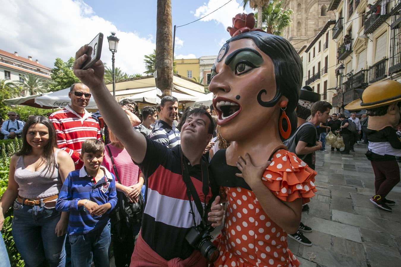 Música, diversión y también moda, en el arranque de los días grandes de la Feria del Corpus, que ha vivido una mañana vibrante con calles abarrotadas. Puedes ver todas las fotos del Corpus pinchando en  este enlace .