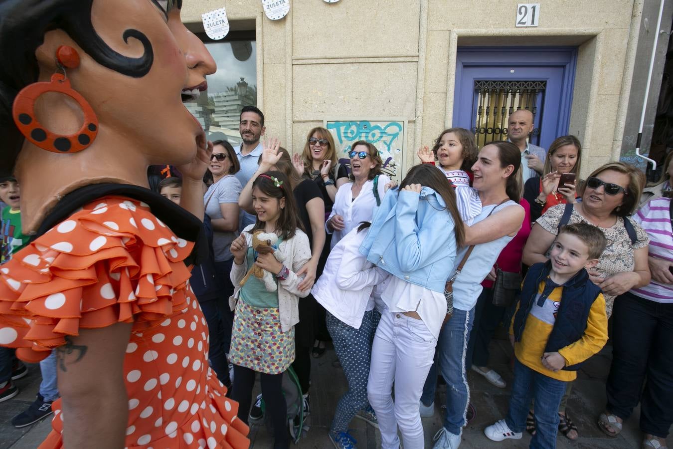 Música, diversión y también moda, en el arranque de los días grandes de la Feria del Corpus, que ha vivido una mañana vibrante con calles abarrotadas. Puedes ver todas las fotos del Corpus pinchando en  este enlace .