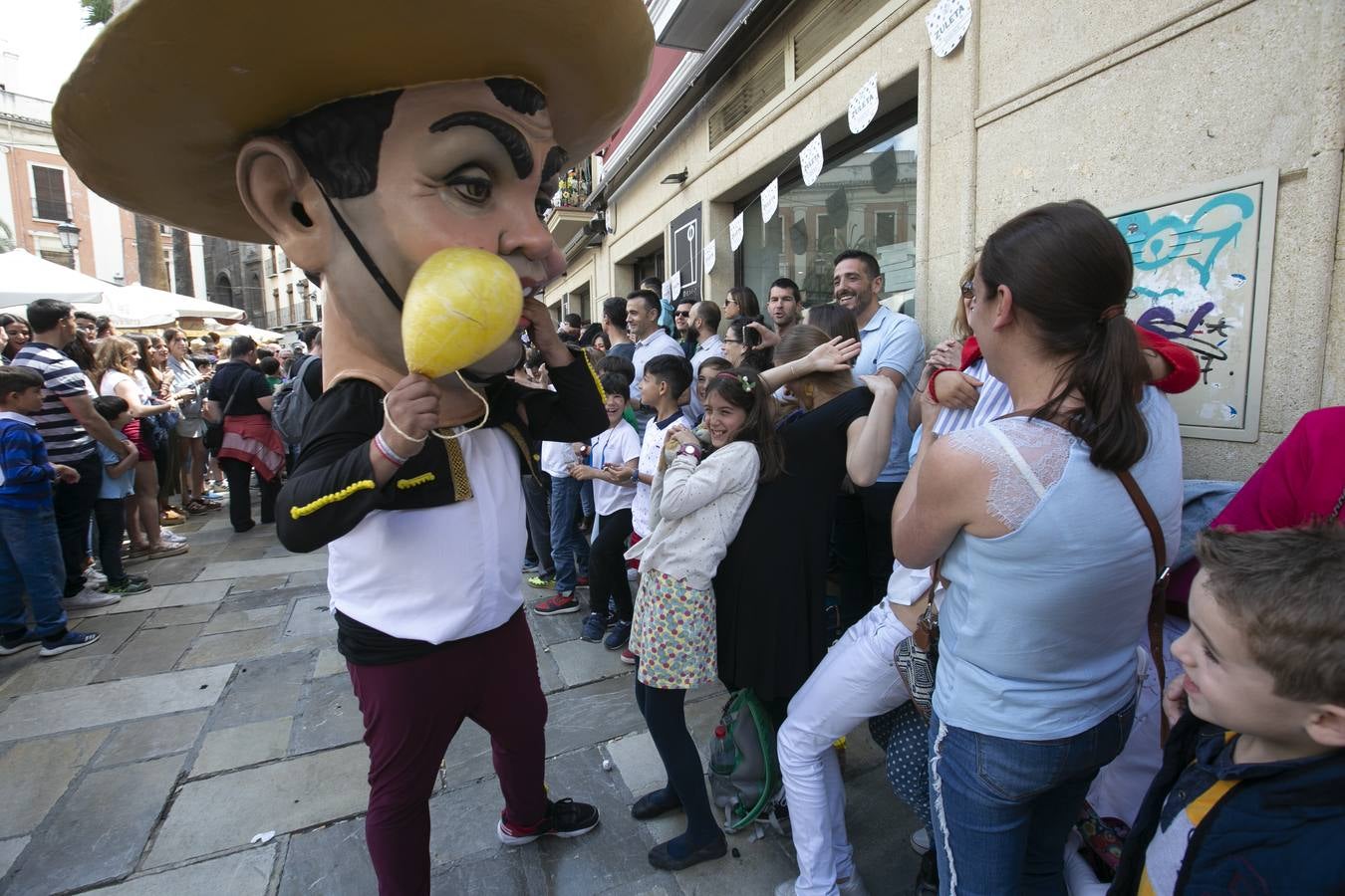 Música, diversión y también moda, en el arranque de los días grandes de la Feria del Corpus, que ha vivido una mañana vibrante con calles abarrotadas. Puedes ver todas las fotos del Corpus pinchando en  este enlace .