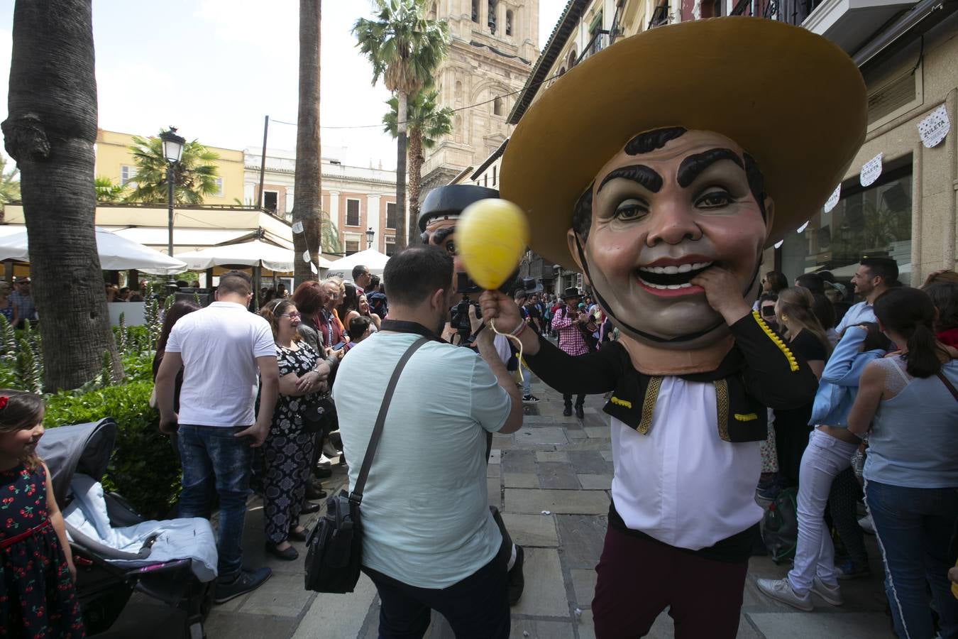 Música, diversión y también moda, en el arranque de los días grandes de la Feria del Corpus, que ha vivido una mañana vibrante con calles abarrotadas. Puedes ver todas las fotos del Corpus pinchando en  este enlace .