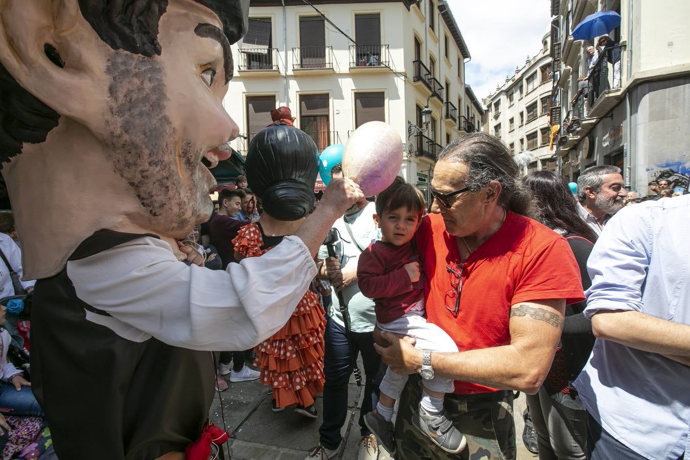 Música, diversión y también moda, en el arranque de los días grandes de la Feria del Corpus, que ha vivido una mañana vibrante con calles abarrotadas. Puedes ver todas las fotos del Corpus pinchando en  este enlace .