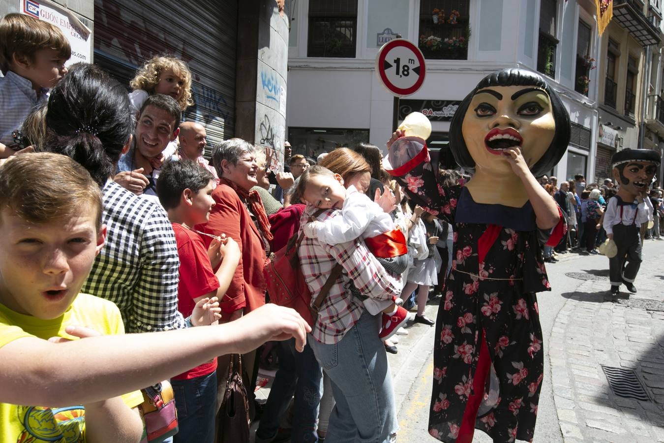 Música, diversión y también moda, en el arranque de los días grandes de la Feria del Corpus, que ha vivido una mañana vibrante con calles abarrotadas. Puedes ver todas las fotos del Corpus pinchando en  este enlace .