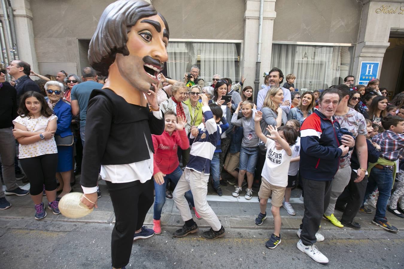 Música, diversión y también moda, en el arranque de los días grandes de la Feria del Corpus, que ha vivido una mañana vibrante con calles abarrotadas. Puedes ver todas las fotos del Corpus pinchando en  este enlace .