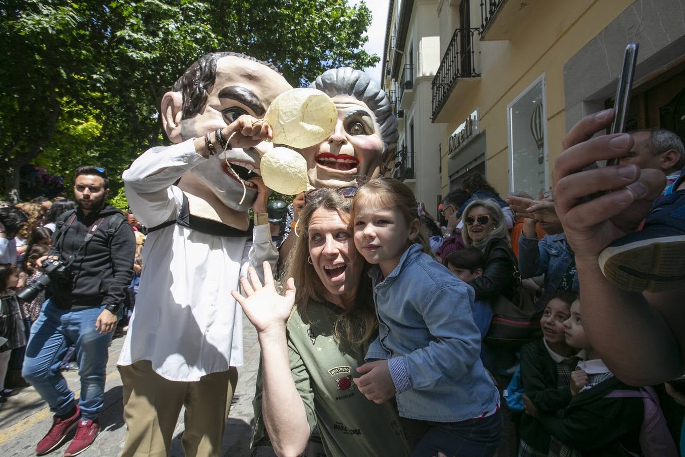 Música, diversión y también moda, en el arranque de los días grandes de la Feria del Corpus, que ha vivido una mañana vibrante con calles abarrotadas. Puedes ver todas las fotos del Corpus pinchando en  este enlace .