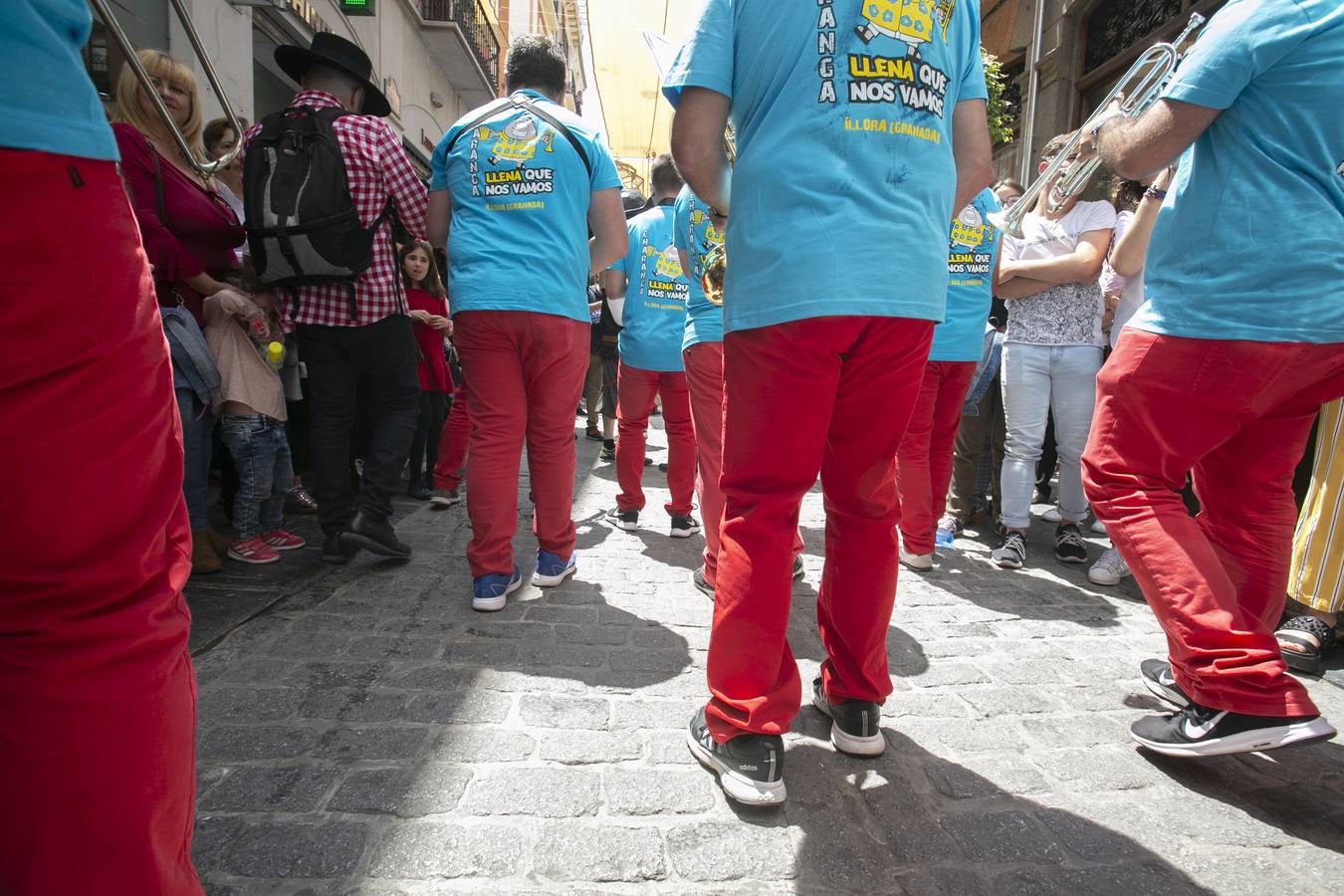 Música, diversión y también moda, en el arranque de los días grandes de la Feria del Corpus, que ha vivido una mañana vibrante con calles abarrotadas. Puedes ver todas las fotos del Corpus pinchando en  este enlace .