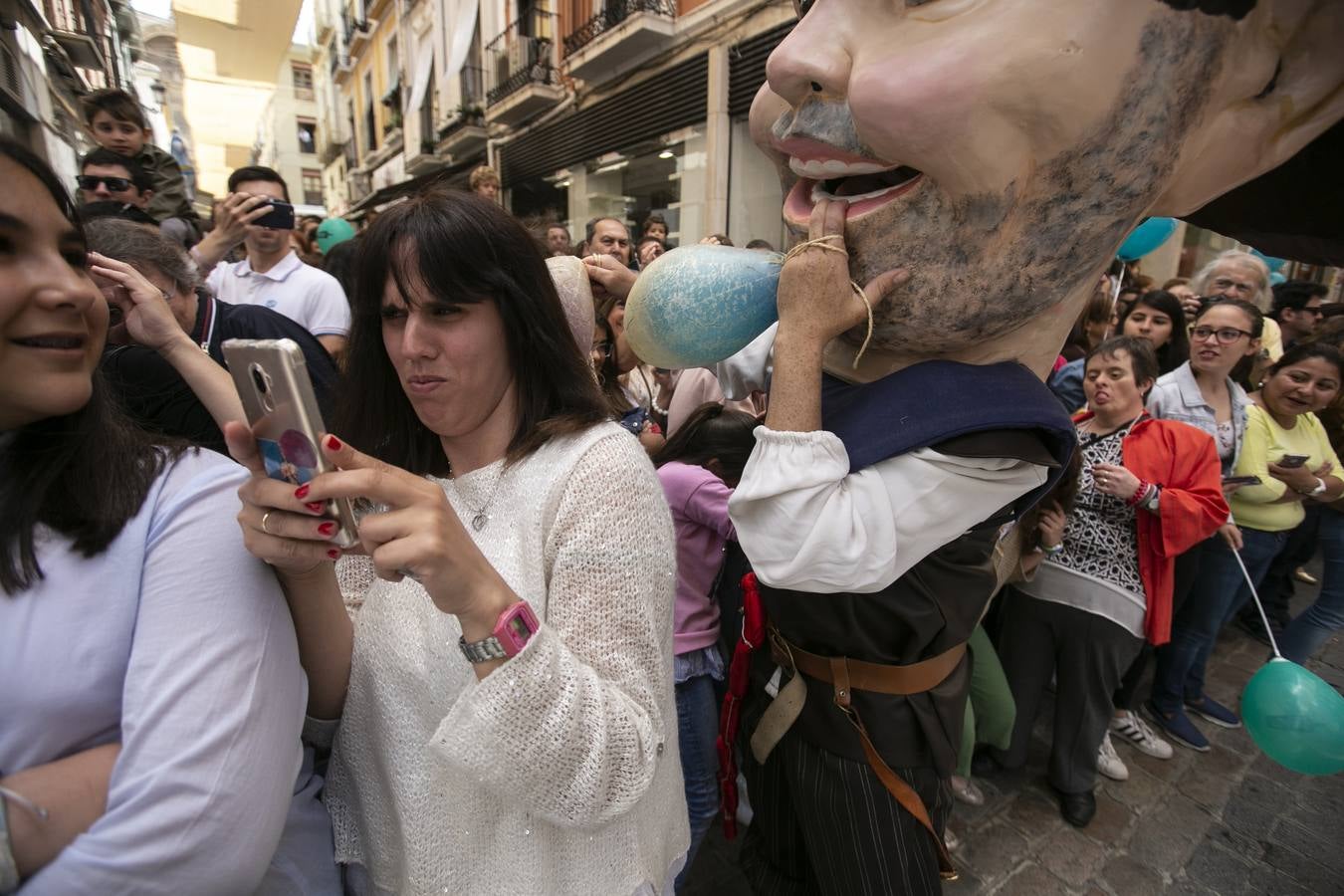 Música, diversión y también moda, en el arranque de los días grandes de la Feria del Corpus, que ha vivido una mañana vibrante con calles abarrotadas. Puedes ver todas las fotos del Corpus pinchando en  este enlace .