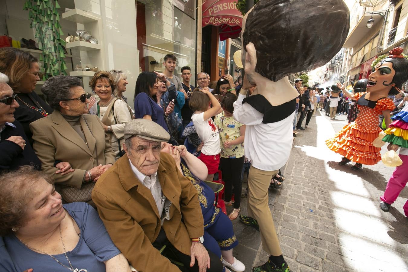 Música, diversión y también moda, en el arranque de los días grandes de la Feria del Corpus, que ha vivido una mañana vibrante con calles abarrotadas. Puedes ver todas las fotos del Corpus pinchando en  este enlace .