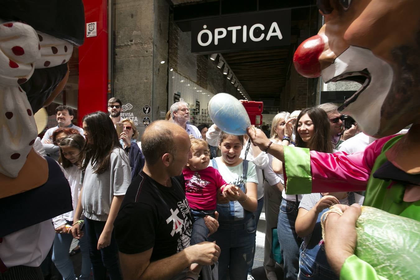 Música, diversión y también moda, en el arranque de los días grandes de la Feria del Corpus, que ha vivido una mañana vibrante con calles abarrotadas. Puedes ver todas las fotos del Corpus pinchando en  este enlace .