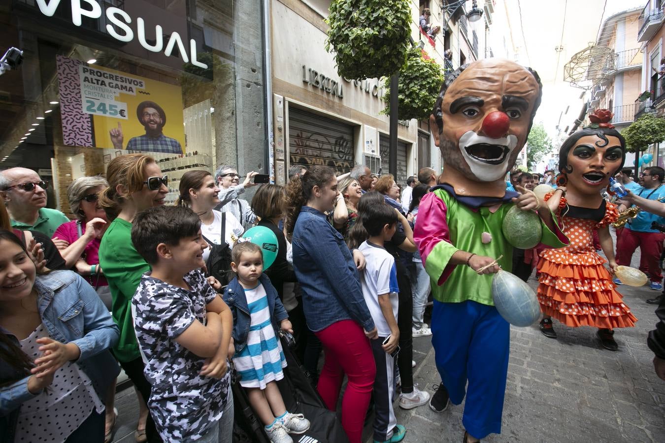 Música, diversión y también moda, en el arranque de los días grandes de la Feria del Corpus, que ha vivido una mañana vibrante con calles abarrotadas. Puedes ver todas las fotos del Corpus pinchando en  este enlace .