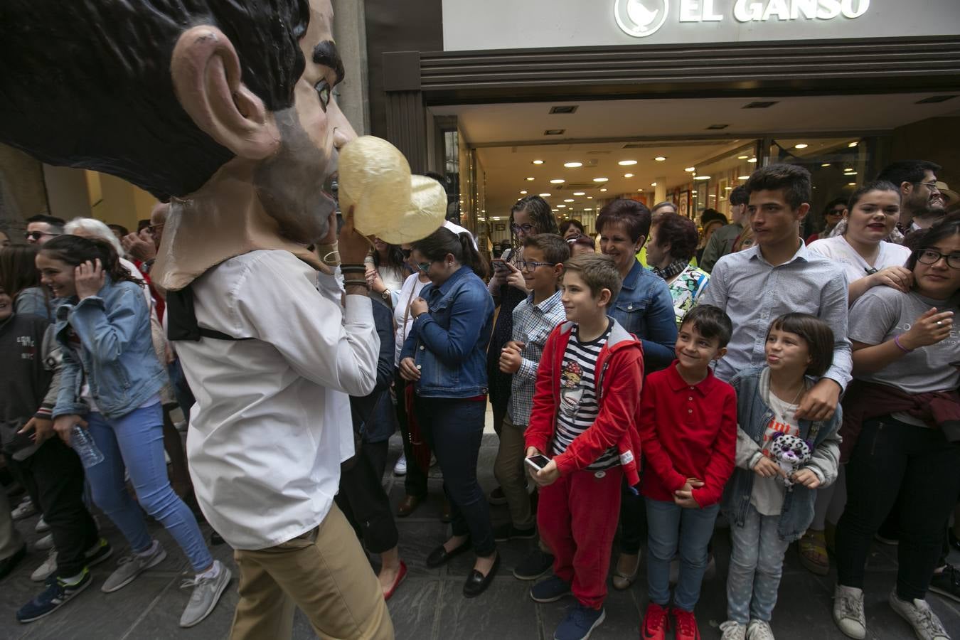 Música, diversión y también moda, en el arranque de los días grandes de la Feria del Corpus, que ha vivido una mañana vibrante con calles abarrotadas. Puedes ver todas las fotos del Corpus pinchando en  este enlace .