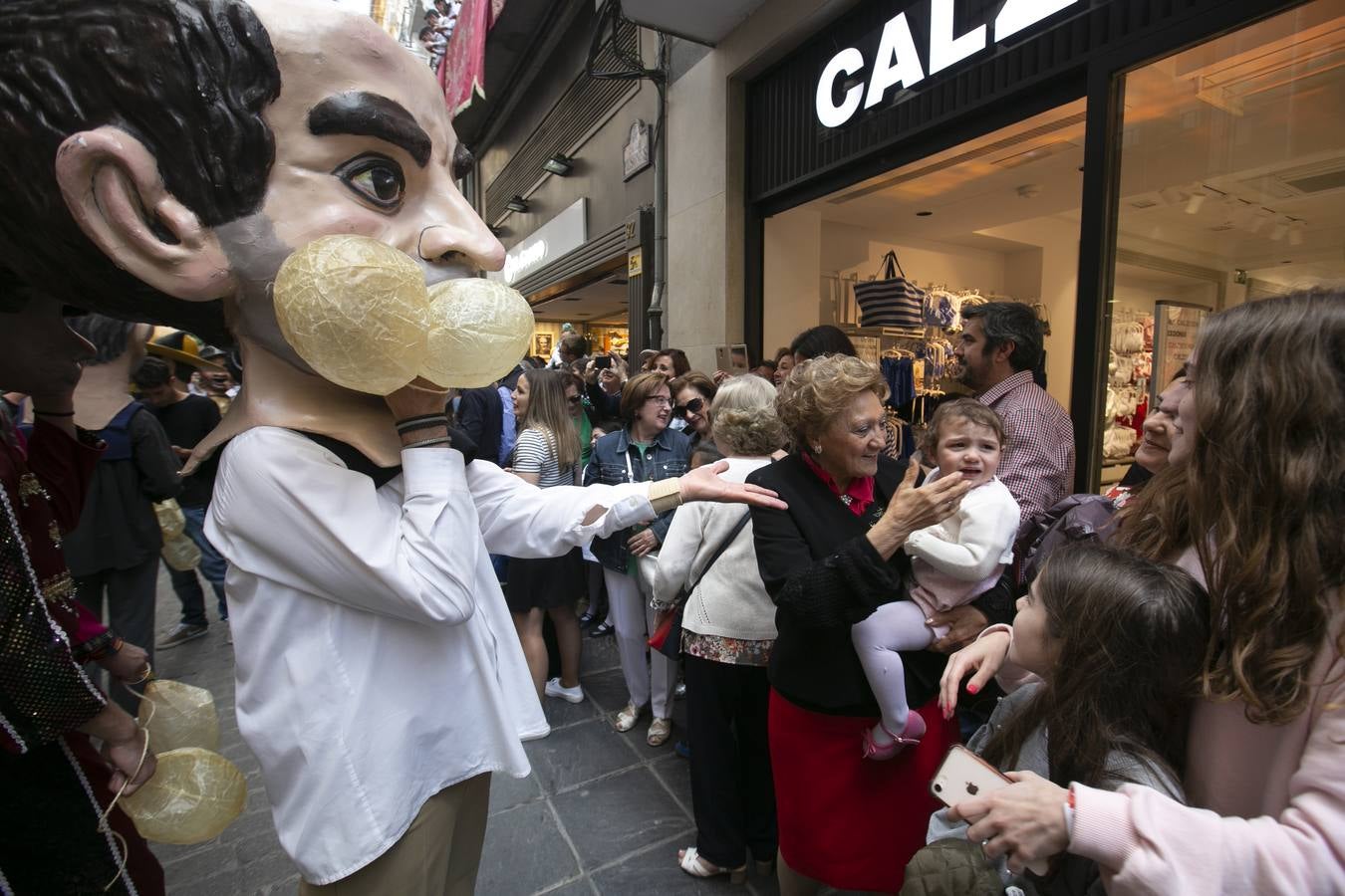 Música, diversión y también moda, en el arranque de los días grandes de la Feria del Corpus, que ha vivido una mañana vibrante con calles abarrotadas. Puedes ver todas las fotos del Corpus pinchando en  este enlace .