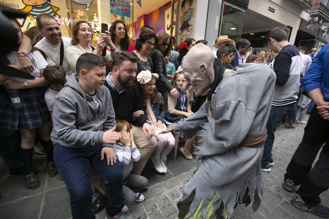 Música, diversión y también moda, en el arranque de los días grandes de la Feria del Corpus, que ha vivido una mañana vibrante con calles abarrotadas. Puedes ver todas las fotos del Corpus pinchando en  este enlace .