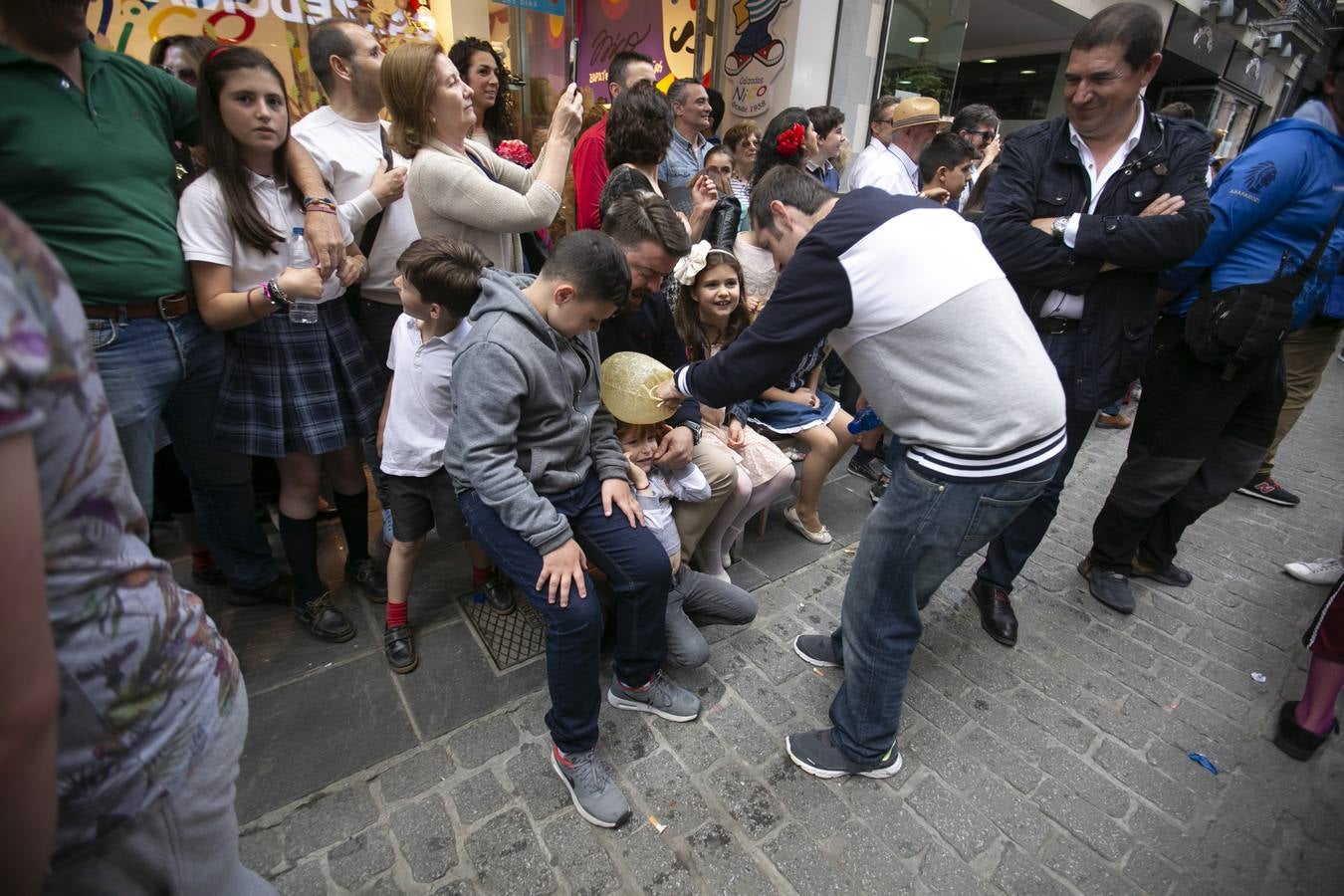 Música, diversión y también moda, en el arranque de los días grandes de la Feria del Corpus, que ha vivido una mañana vibrante con calles abarrotadas. Puedes ver todas las fotos del Corpus pinchando en  este enlace .