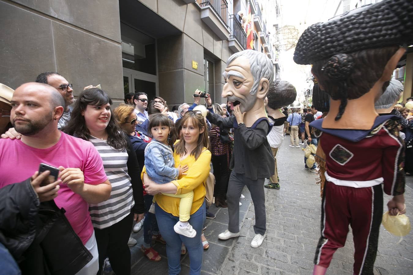 Música, diversión y también moda, en el arranque de los días grandes de la Feria del Corpus, que ha vivido una mañana vibrante con calles abarrotadas. Puedes ver todas las fotos del Corpus pinchando en  este enlace .