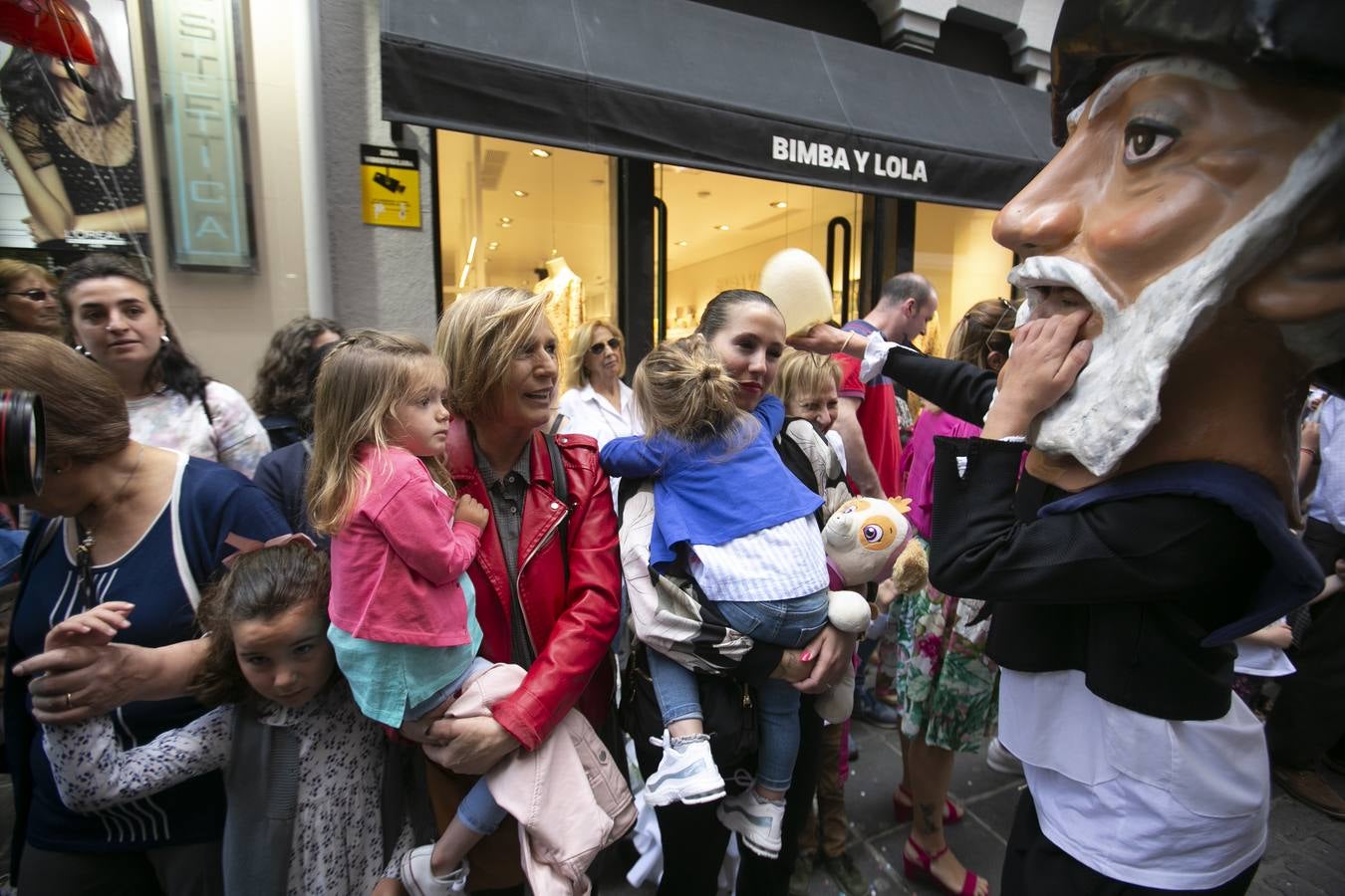 Música, diversión y también moda, en el arranque de los días grandes de la Feria del Corpus, que ha vivido una mañana vibrante con calles abarrotadas. Puedes ver todas las fotos del Corpus pinchando en  este enlace .