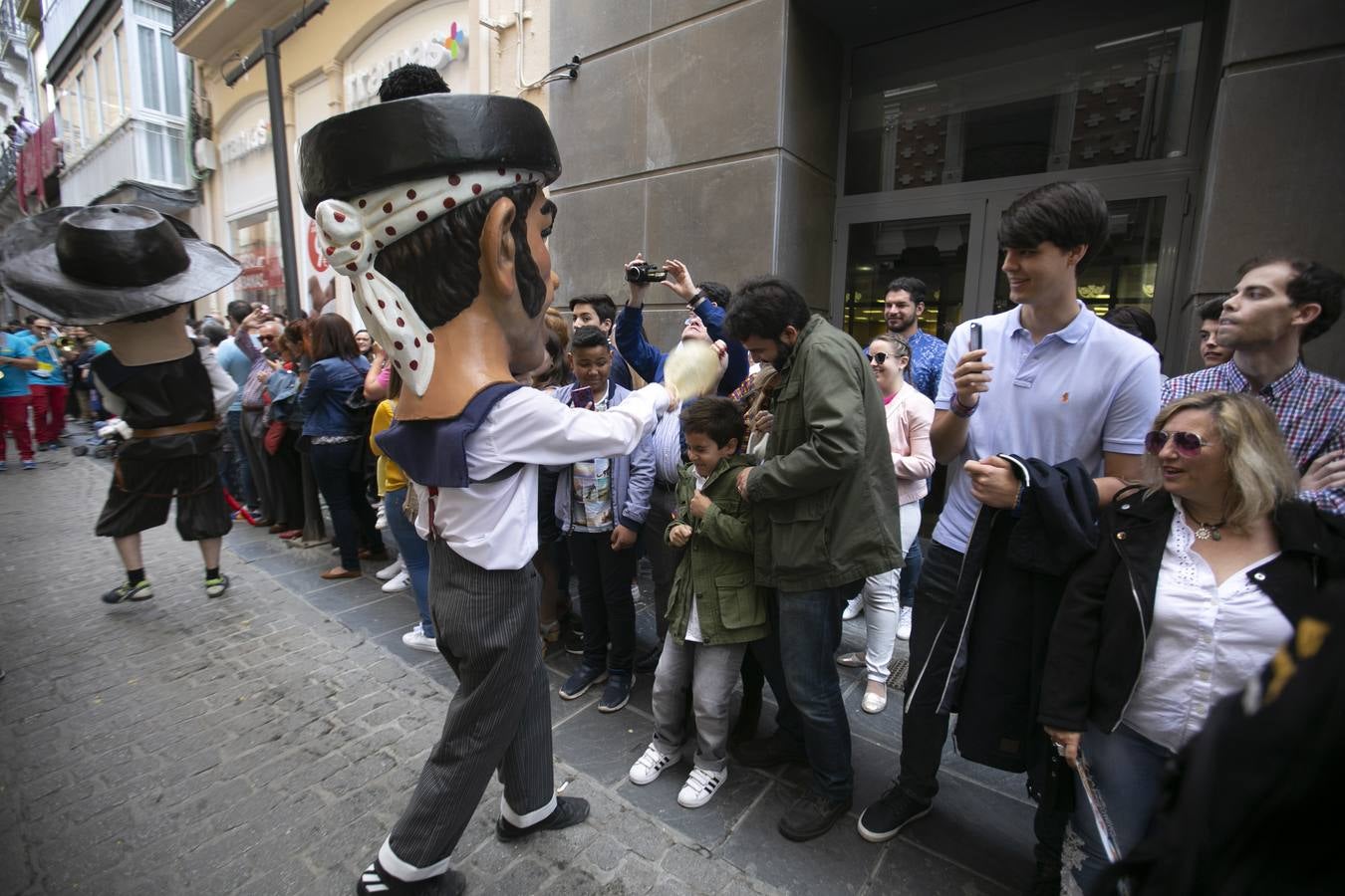 Música, diversión y también moda, en el arranque de los días grandes de la Feria del Corpus, que ha vivido una mañana vibrante con calles abarrotadas. Puedes ver todas las fotos del Corpus pinchando en  este enlace .