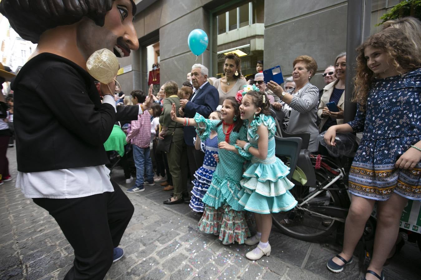 Música, diversión y también moda, en el arranque de los días grandes de la Feria del Corpus, que ha vivido una mañana vibrante con calles abarrotadas. Puedes ver todas las fotos del Corpus pinchando en  este enlace .