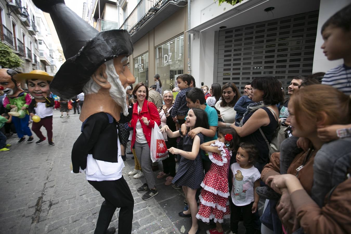 Música, diversión y también moda, en el arranque de los días grandes de la Feria del Corpus, que ha vivido una mañana vibrante con calles abarrotadas. Puedes ver todas las fotos del Corpus pinchando en  este enlace .