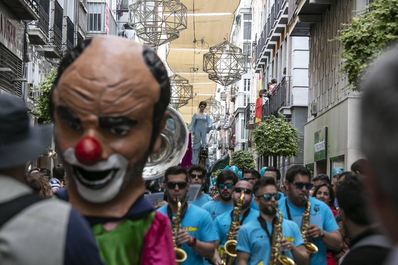 Música, diversión y también moda, en el arranque de los días grandes de la Feria del Corpus, que ha vivido una mañana vibrante con calles abarrotadas. Puedes ver todas las fotos del Corpus pinchando en  este enlace .