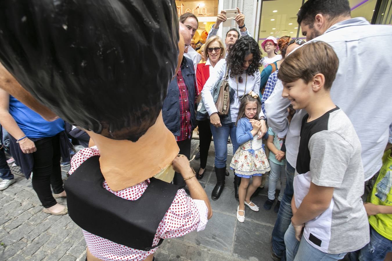 Música, diversión y también moda, en el arranque de los días grandes de la Feria del Corpus, que ha vivido una mañana vibrante con calles abarrotadas. Puedes ver todas las fotos del Corpus pinchando en  este enlace .