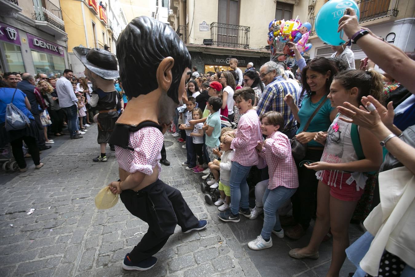 Música, diversión y también moda, en el arranque de los días grandes de la Feria del Corpus, que ha vivido una mañana vibrante con calles abarrotadas. Puedes ver todas las fotos del Corpus pinchando en  este enlace .