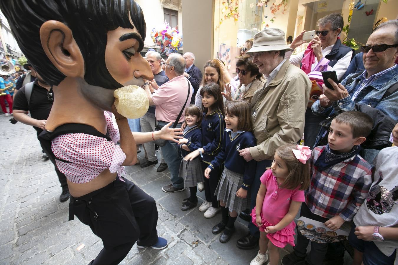 Música, diversión y también moda, en el arranque de los días grandes de la Feria del Corpus, que ha vivido una mañana vibrante con calles abarrotadas. Puedes ver todas las fotos del Corpus pinchando en  este enlace .